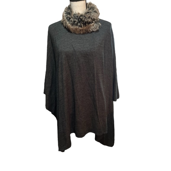 Gray Poncho Wrap with Faux Fur Collar OSFA - Picture 2 of 8